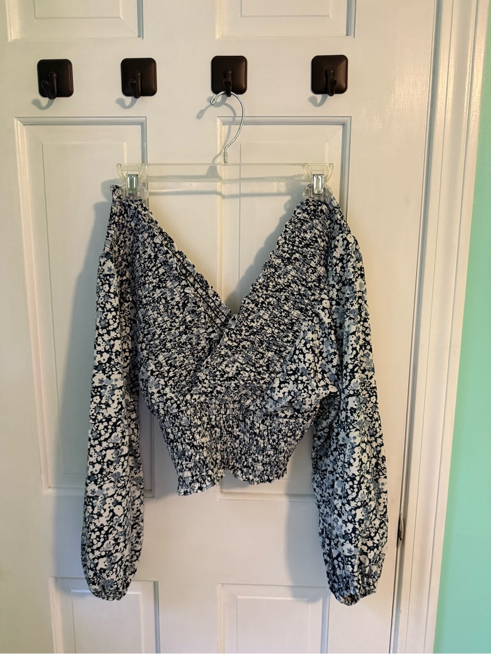 Abercrombie & Fitch Blue and White Floral Smocked V-Neck Top Sz XS